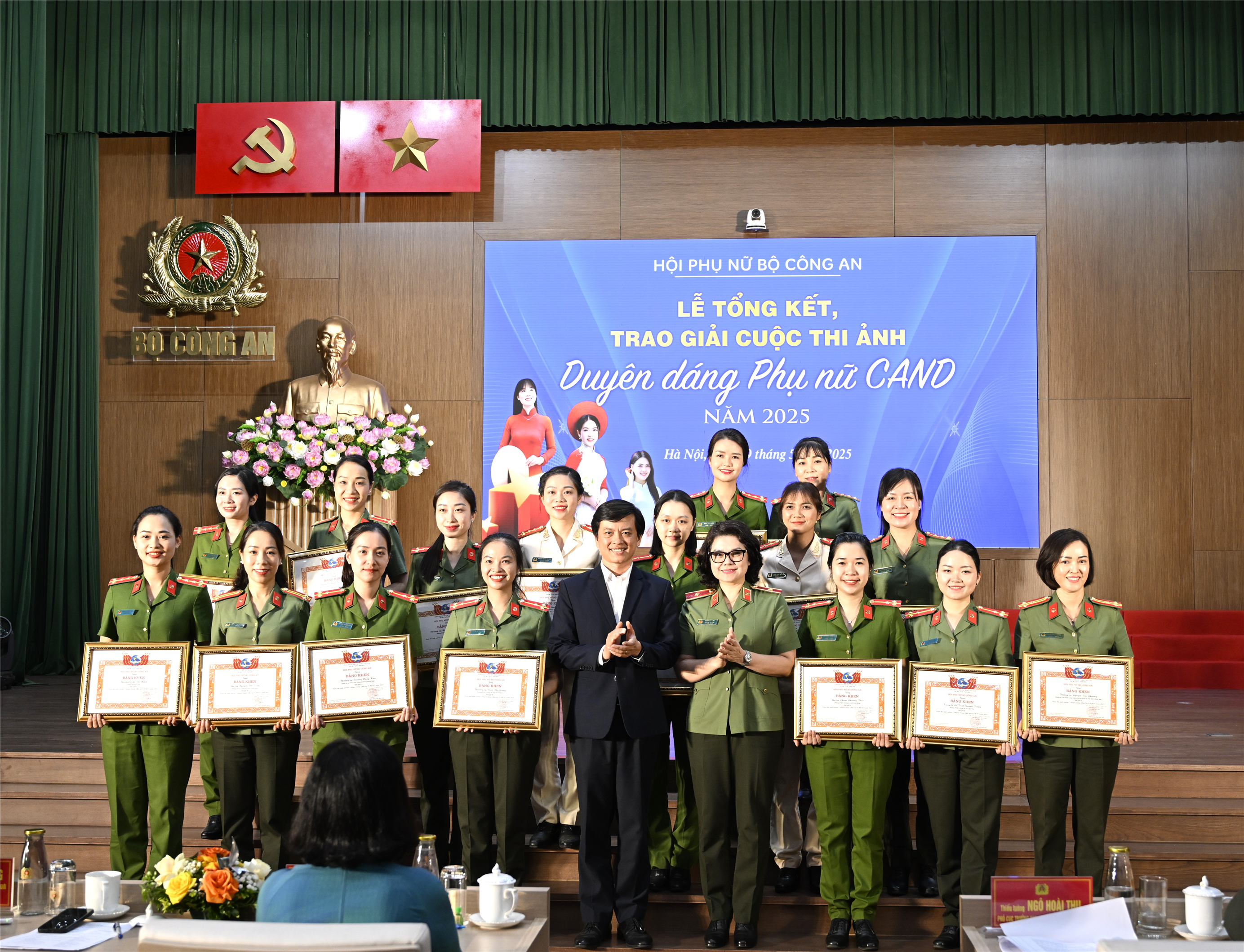 Ban Tổ chức trao Giải B cho các tác giả đạt giải.
