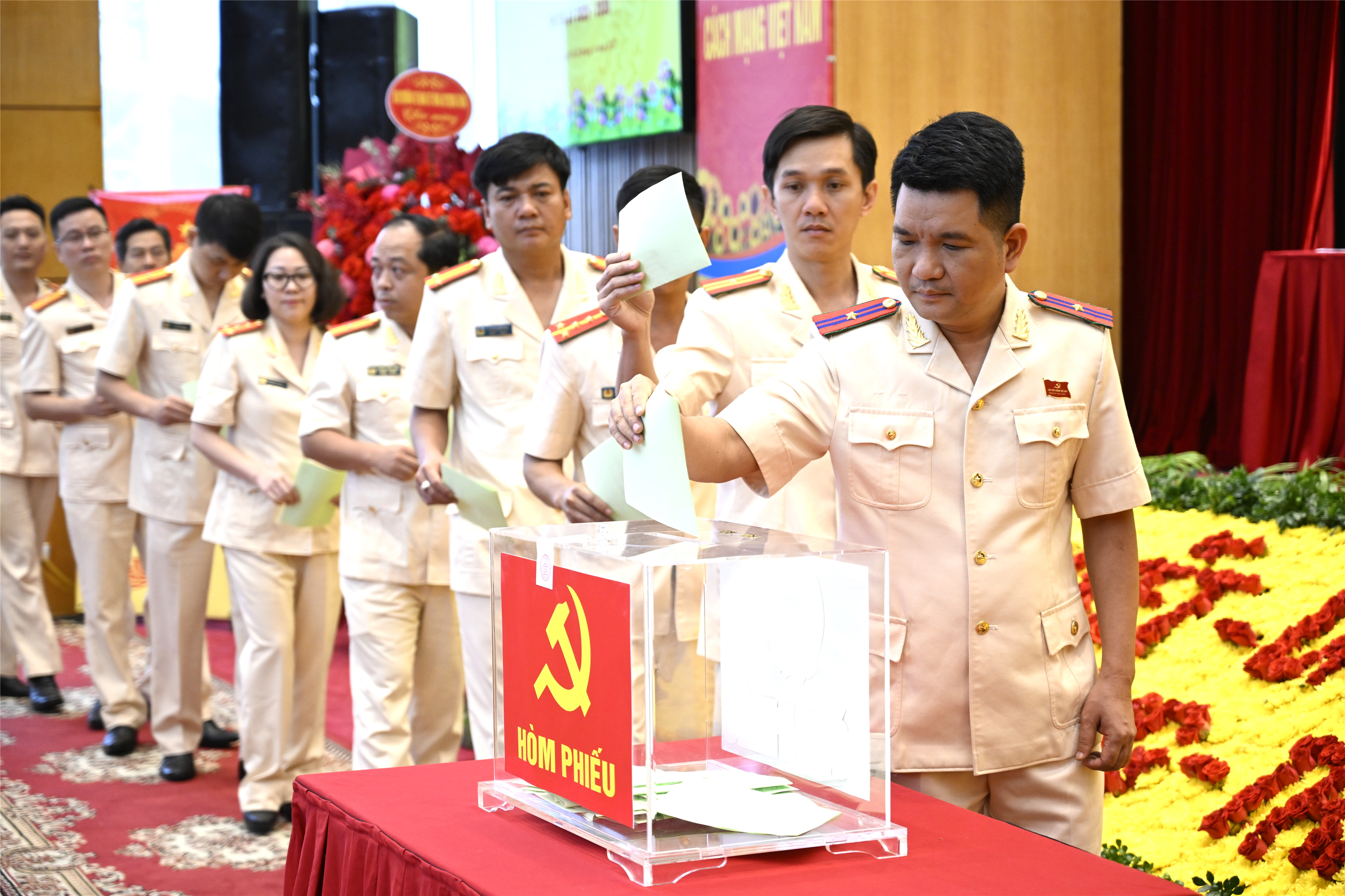 Các đại biểu bỏ phiếu bầu 