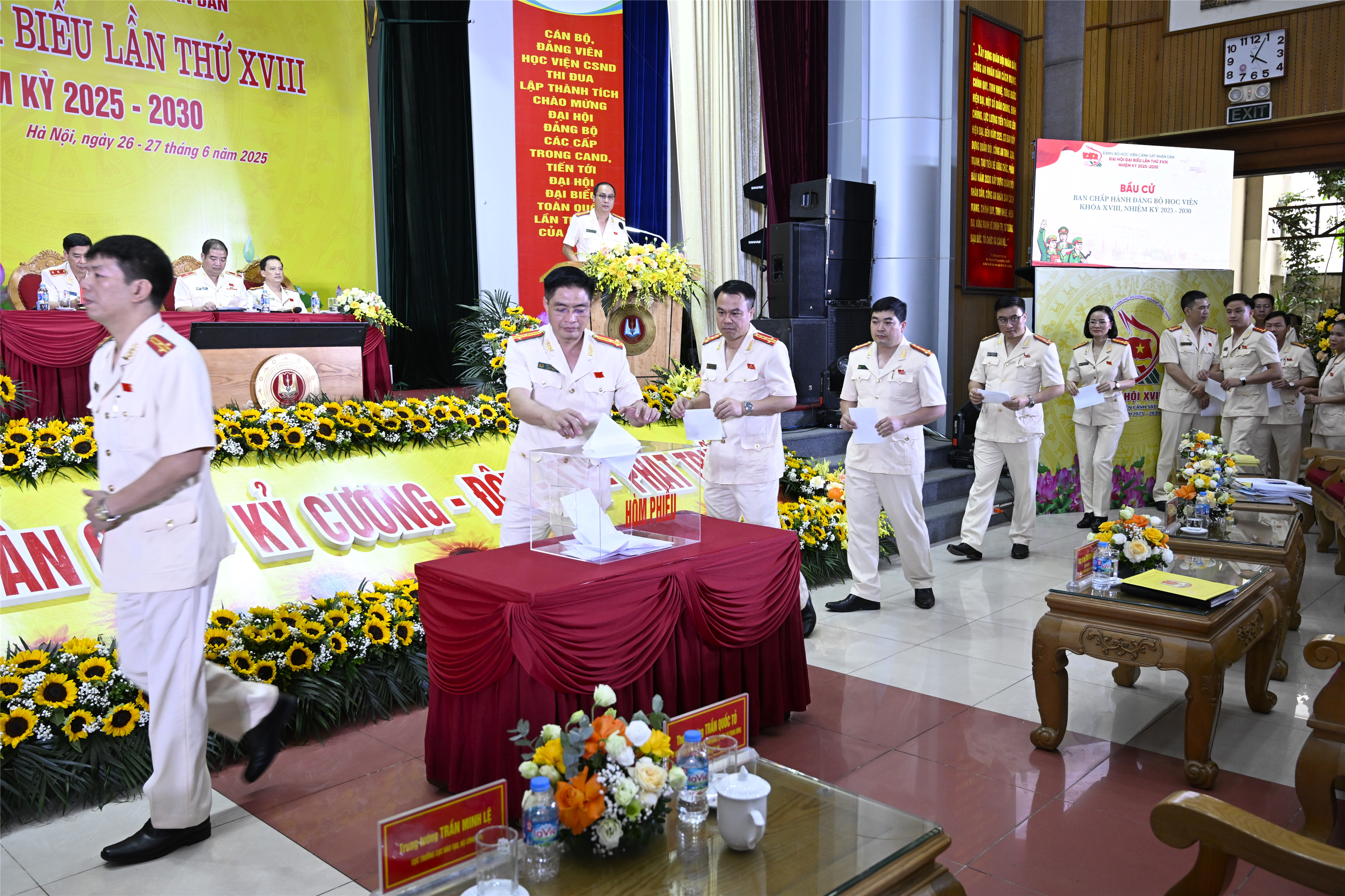Các đại biểu bỏ phiếu bầu Ban Chấp hành Đảng bộ Học viện CSND nhiệm kỳ 2025 – 2030.
