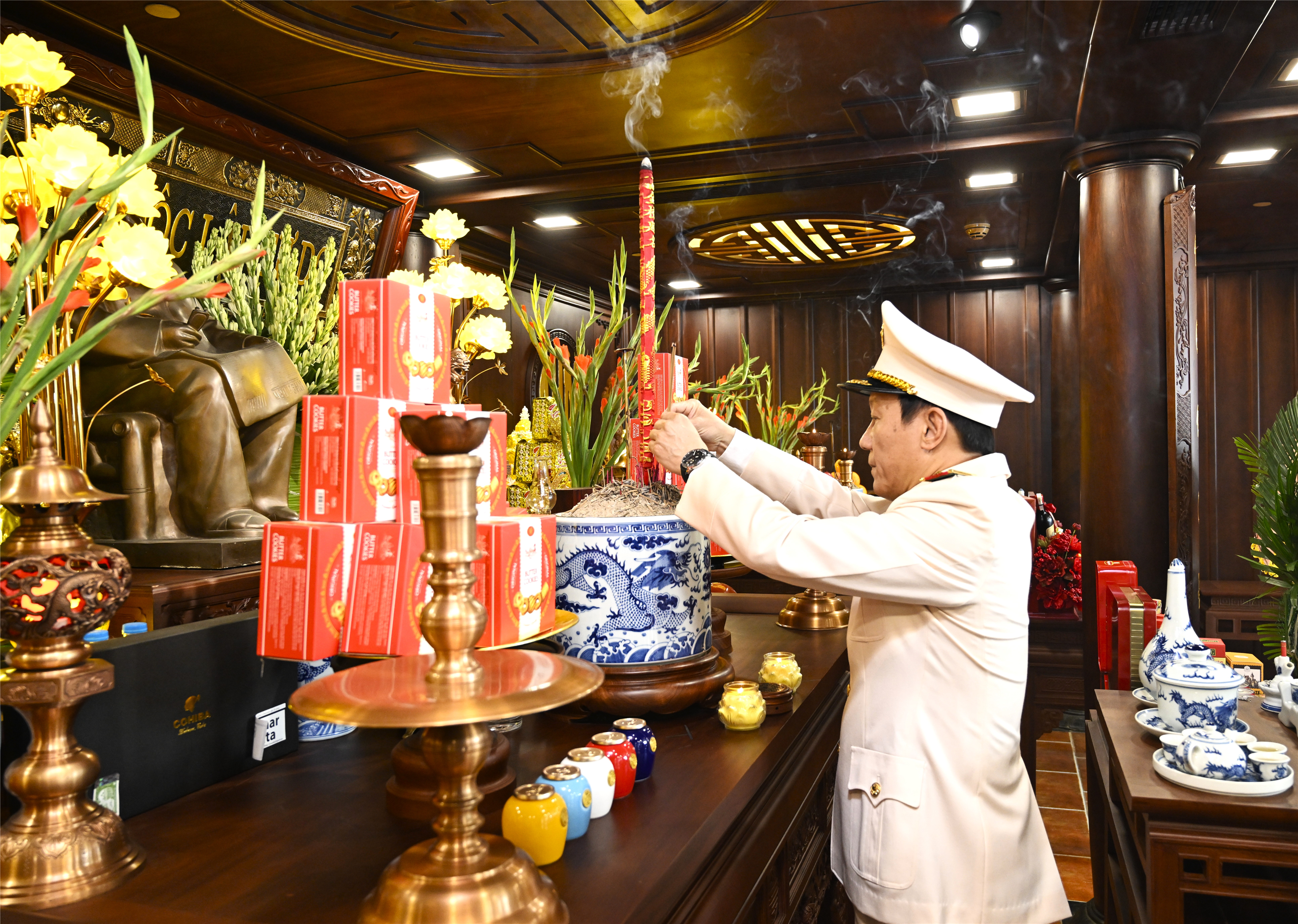 Bộ trưởng Lương Tam Quang thành kính dâng hoa, dâng hương trước anh linh Chủ tịch Hồ Chí Minh.