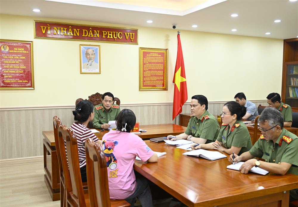 Thứ trưởng Lê Quốc Hùng lắng nghe, tiếp thu những phản ánh liên quan đến khiếu nại, tố cáo của công dân.