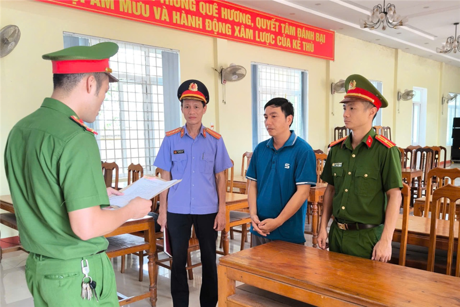 Cơ quan Cảnh sát điều tra Công an tỉnh Quảng Bình tống đạt các quyết định tố tụng đối với Trần Văn Năm.