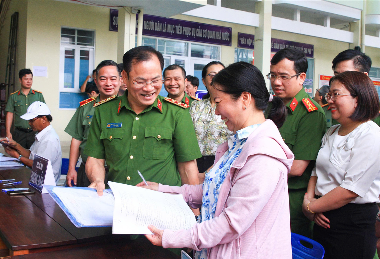 Thứ trưởng Nguyễn Văn Long thăm hỏi người dân đến thực hiện thủ tục hành chính tại phường Bắc Nha Trang.