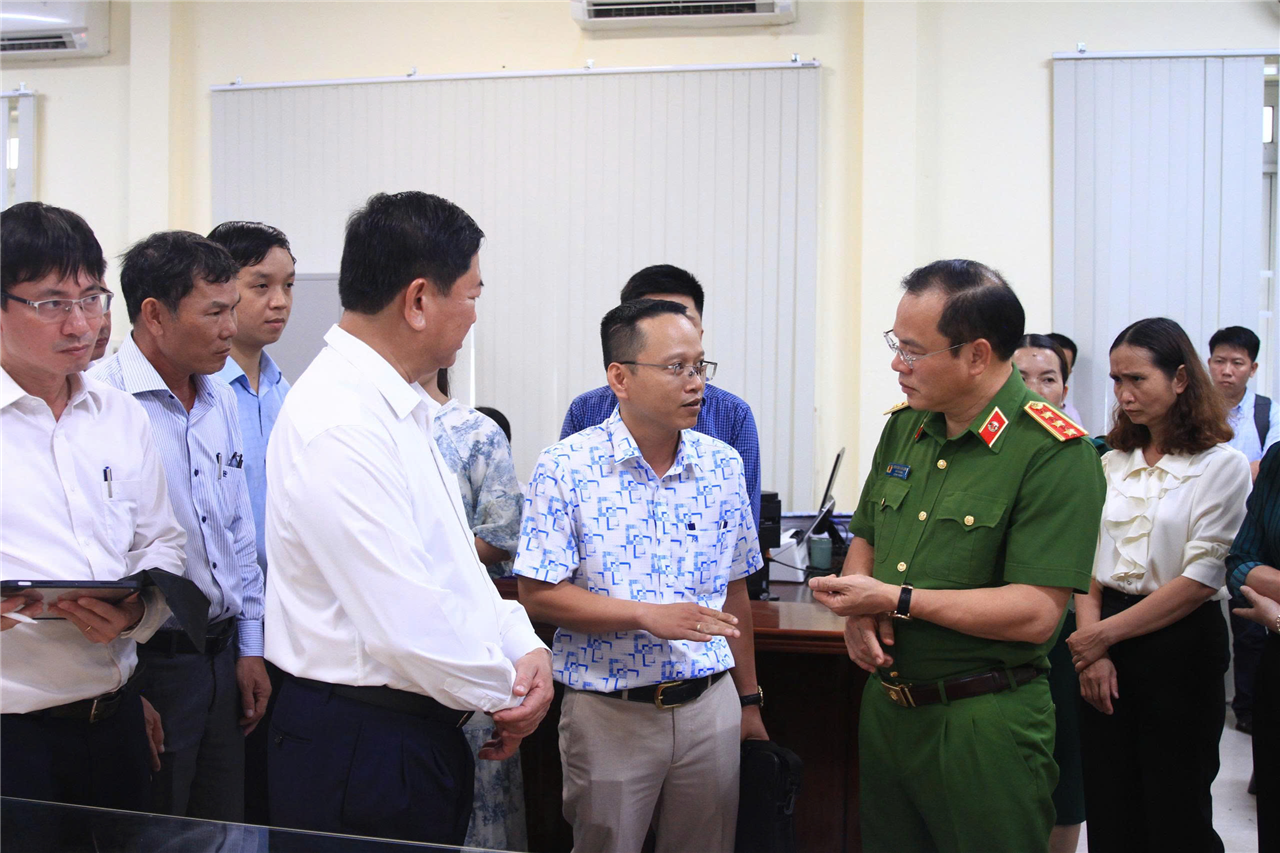 Thứ trưởng Nguyễn Văn Long nắm bắt tình hình vận hành hệ thống mạng máy tính tại Trung tâm phục vụ hành chính công xã Cam Lâm.
