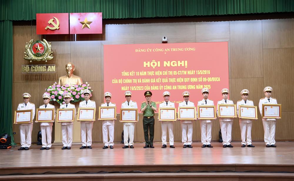 Bộ trưởng Lương Tam Quang trao Huân chương Chiến công các hạng tặng các tập thể và cá nhân có thành tích xuất sắc.