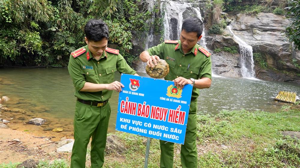 Công an xã Quang Minh cắm biển cảnh báo nguy hiểm tại khu du lịch sinh thái hợp tác xã Thác nước Minh Khai.
