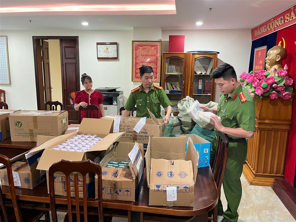 Cán bộ Phòng Cảnh sát kinh tế Công an tỉnh Yên Bái kiểm tra số hàng hóa bị thu giữ.