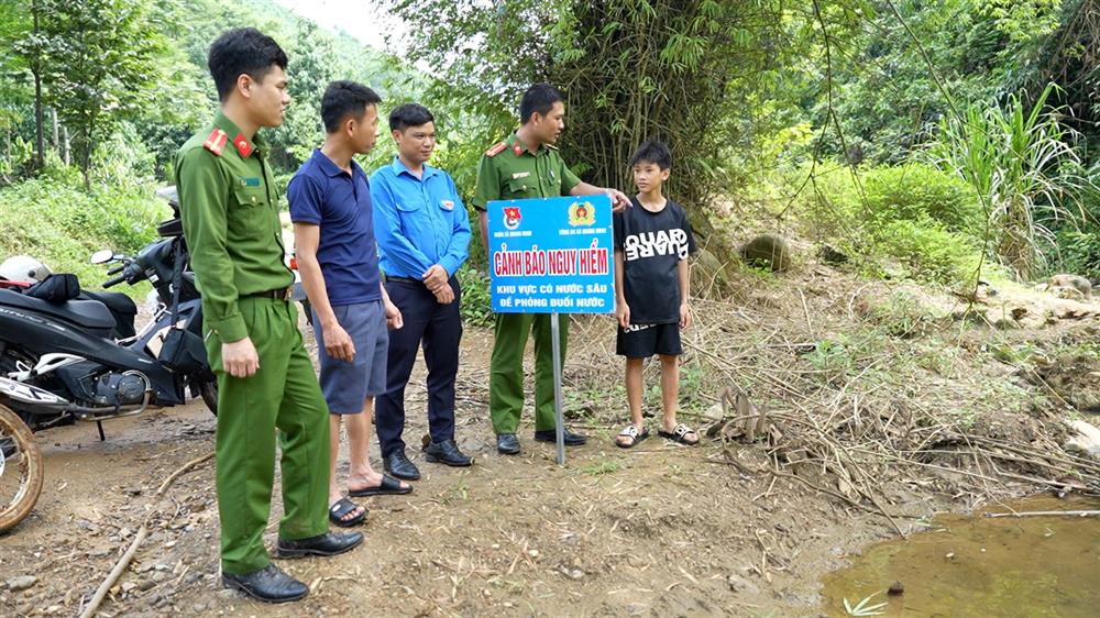 Công an xã Quang Minh cắm biển cảnh báo nguy hiểm tại các điểm tắm suối tự phát tiềm ẩn nguy cơ đuối nước.