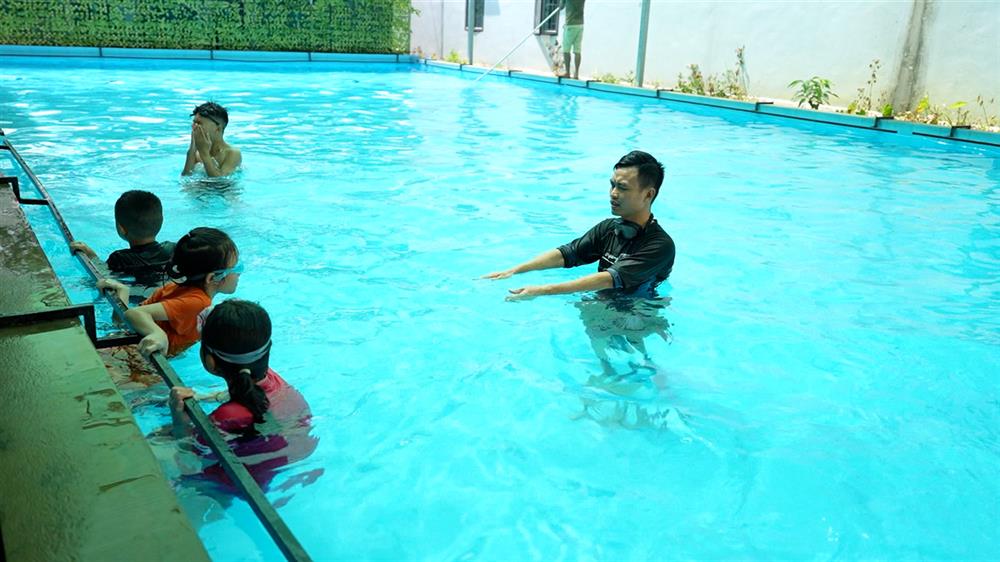 Công an xã Quang Minh phối hợp với chính quyền và nhân dân địa phương tổ chức các lớp học bơi cho trẻ em.