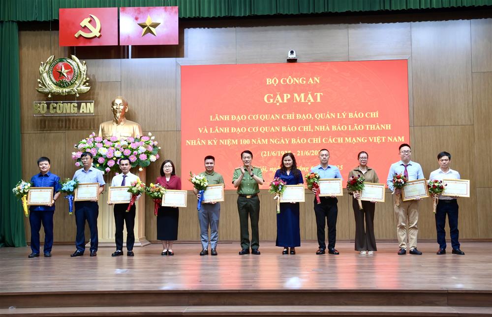 Bộ trưởng Lương Tam Quang trao Bằng khen của Bộ Công an tặng các cá nhân có thành tích xuất sắc.