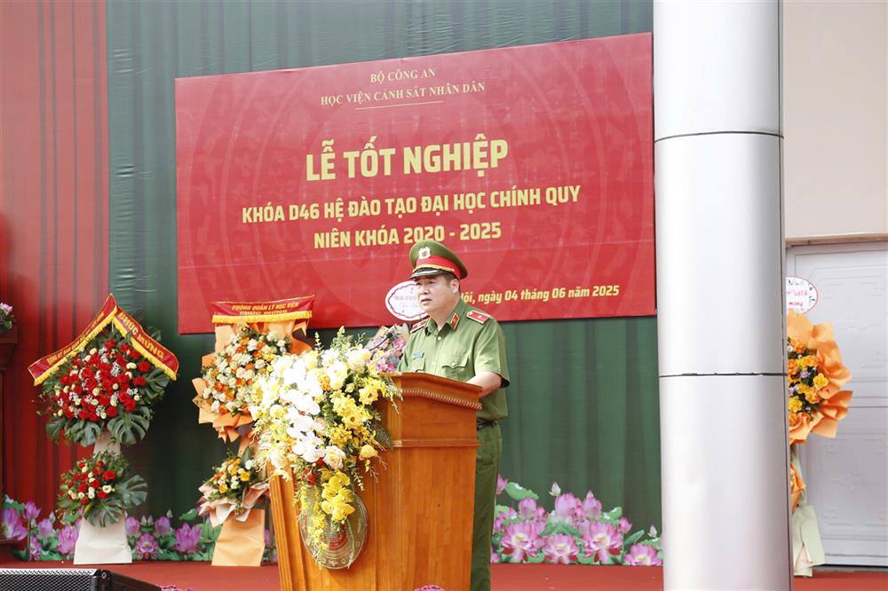 Thiếu tướng, TS Chử Văn Dũng, Phó Giám đốc Học viện trình bày diễn văn bế giảng khóa học.