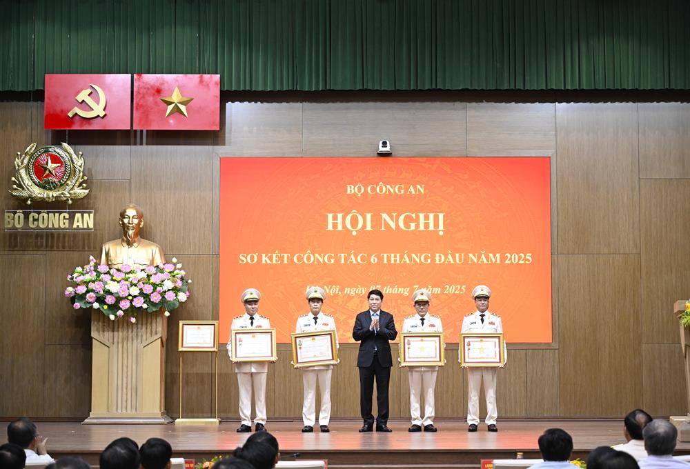 Chủ tịch nước Lương Cường trao Huân chương Quân công hạng Nhất tặng Bộ trưởng Lương Tam Quang và Thứ trưởng Phạm Thế Tùng; trao Huân chương Chiến công hạng Nhất tặng Thứ trưởng Nguyễn Ngọc Lâm; trao Huân chương Bảo vệ Tổ quốc hạng Nhì tặng Thứ trưởng Lê Quốc Hùng. 