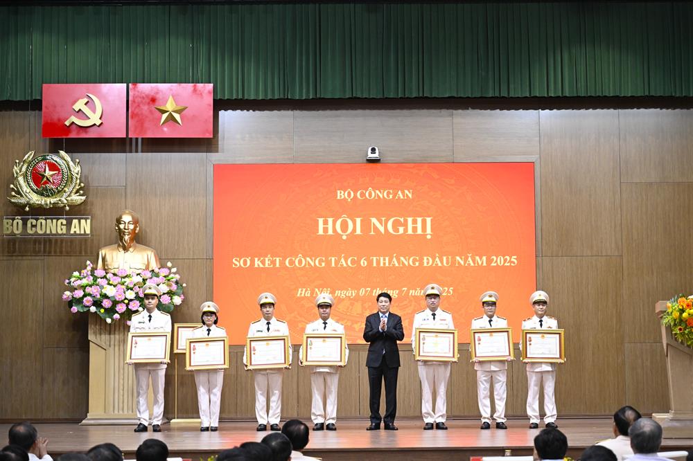 Chủ tịch nước Lương Cường trao Huân chương Quân công hạng Ba và Huân chương Chiến công hạng Nhất tặng các tập thể, cá nhân có thành tích xuất sắc.