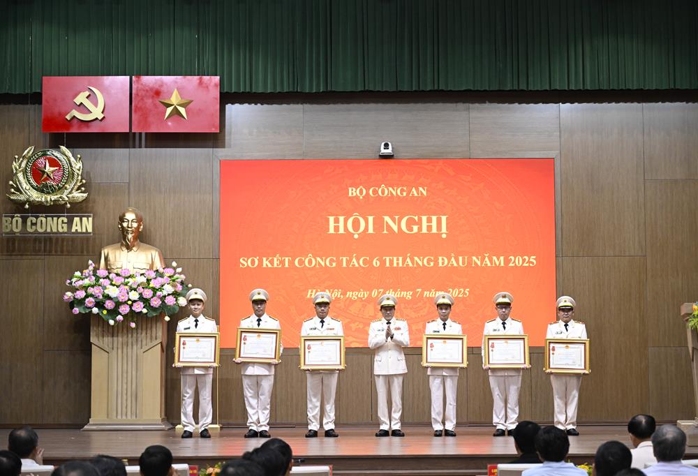Thừa ủy quyền của Chủ tịch nước, Bộ trưởng Lương Tam Quang trao Huân chương Chiến công hạng Nhì tặng các tập thể, cá nhân có thành tích xuất sắc.