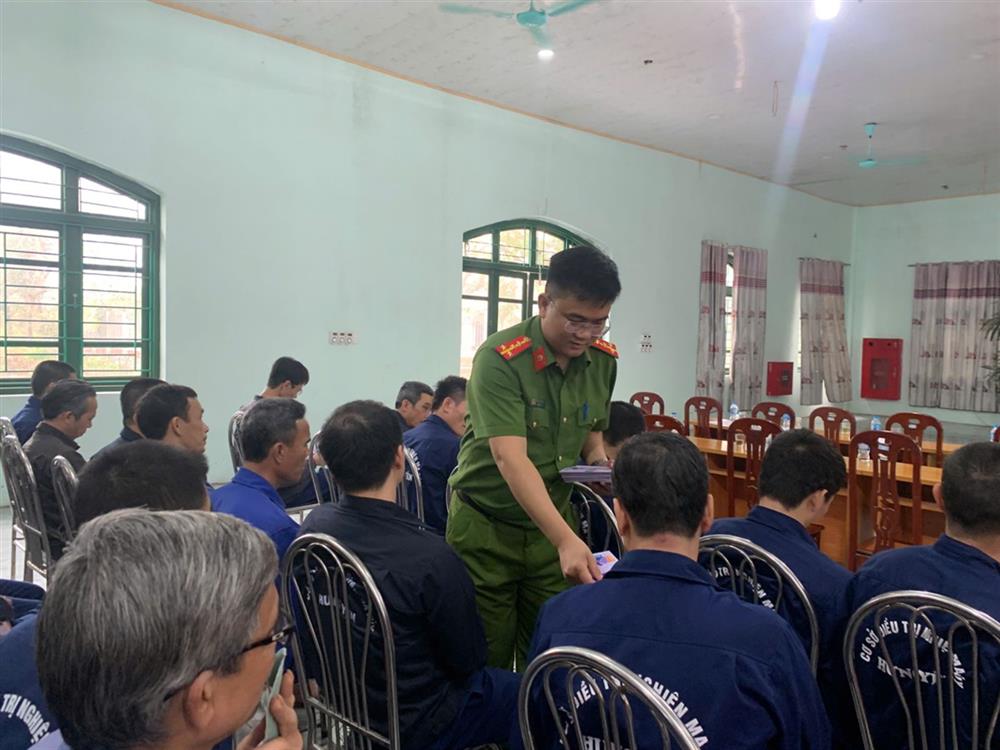 Lực lượng Công an phối hợp với các cơ quan chức năng tổ chức tuyên truyền, tư vấn việc làm cho các học viên tại cơ sở.