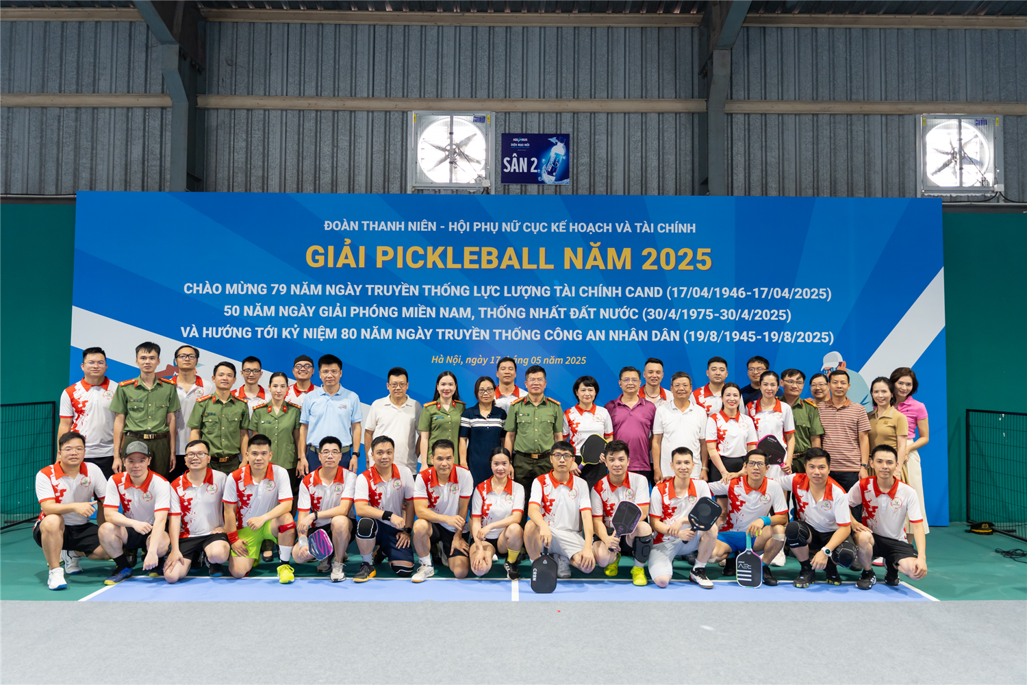 Các đại biểu chụp ảnh lưu niệm.
