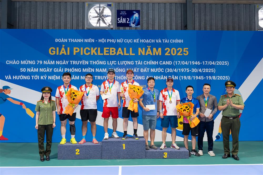 Ban Tổ chức trao giải cho các đội thi đấu xuất sắc.
