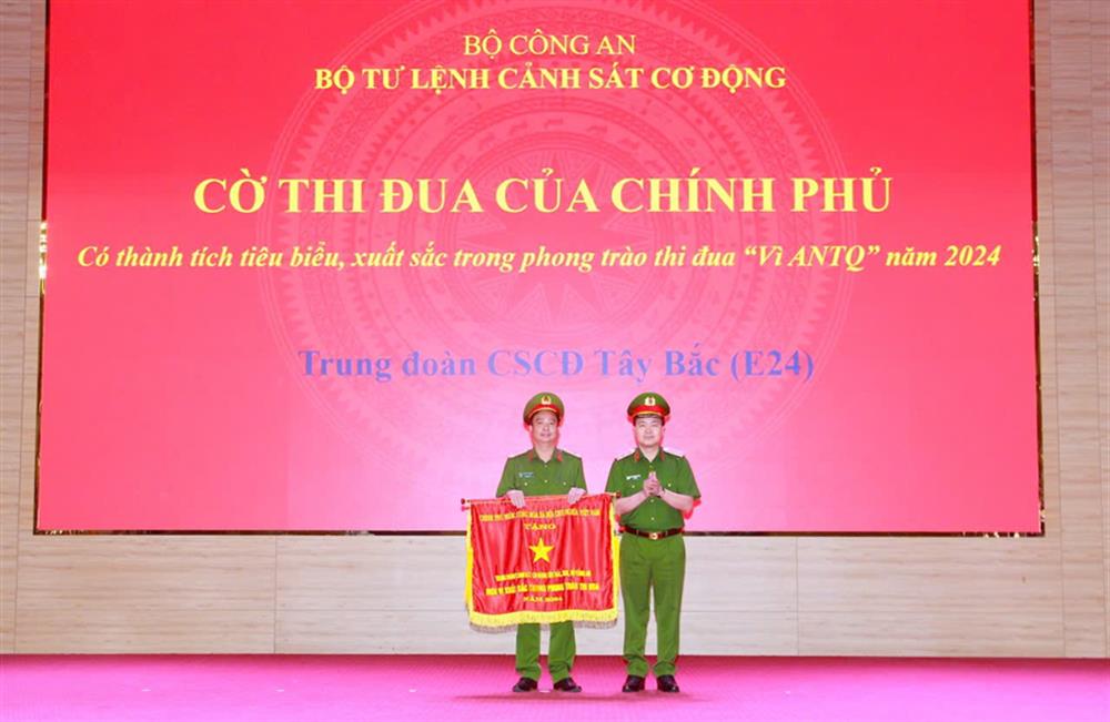Thừa uỷ quyền của Thủ tướng Chính phủ, Trung tướng Nguyễn Ngọc Vân trao Cờ thi đua của Chính phủ tặng Trung đoàn CSCĐ Tây Bắc vì có thành tích tiêu biểu, xuất sắc trong phong trào thi đua "Vì an ninh Tổ quốc" năm 2024.