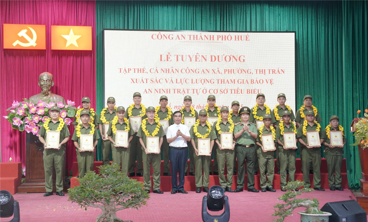 Các cá nhân tiêu biểu trong lực lượng tham gia bảo vệ an ninh, trật tự ở cơ sở được tuyên dương.
