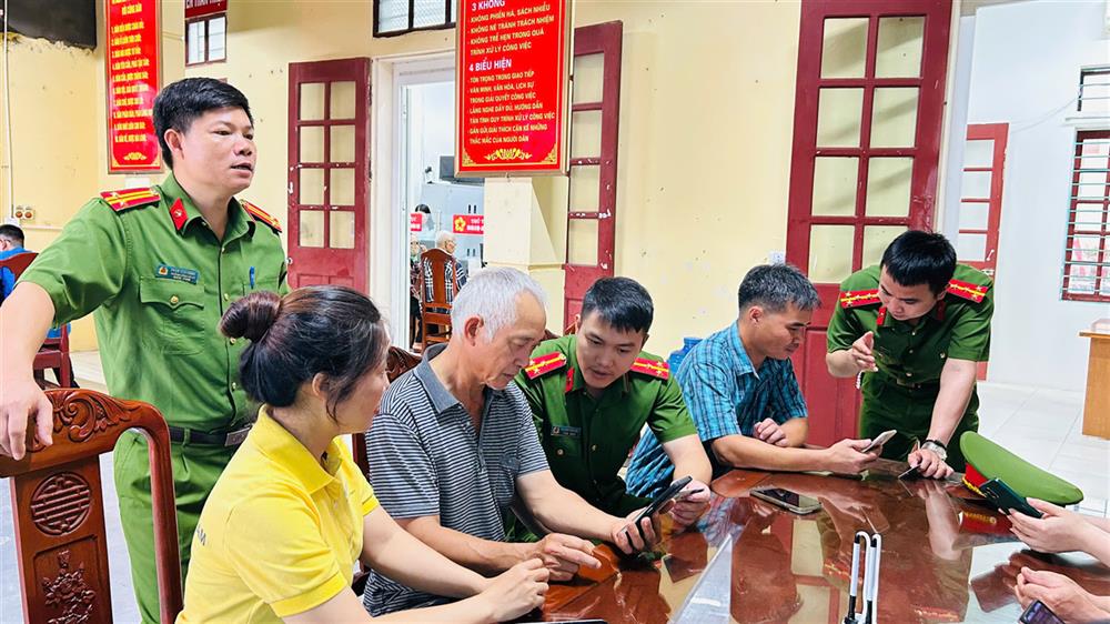 4. Công an xã Hoằng Phú hướng dẫn, giải quyết các thủ tục hành chính phục vụ Nhân dân.