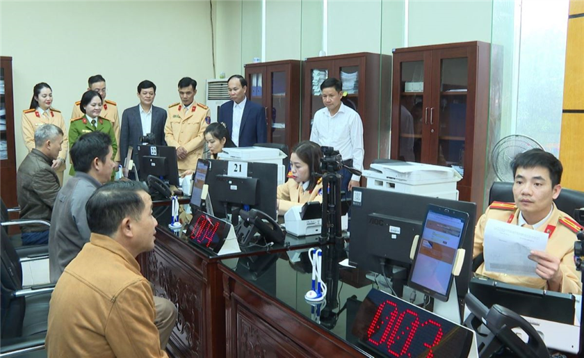 Lực lượng Cảnh sát giao thông, Công an tỉnh Thanh Hóa tiếp nhận hồ sơ cấp đổi giấy phép lái xe tại Trung tâm Hành chính công tỉnh.