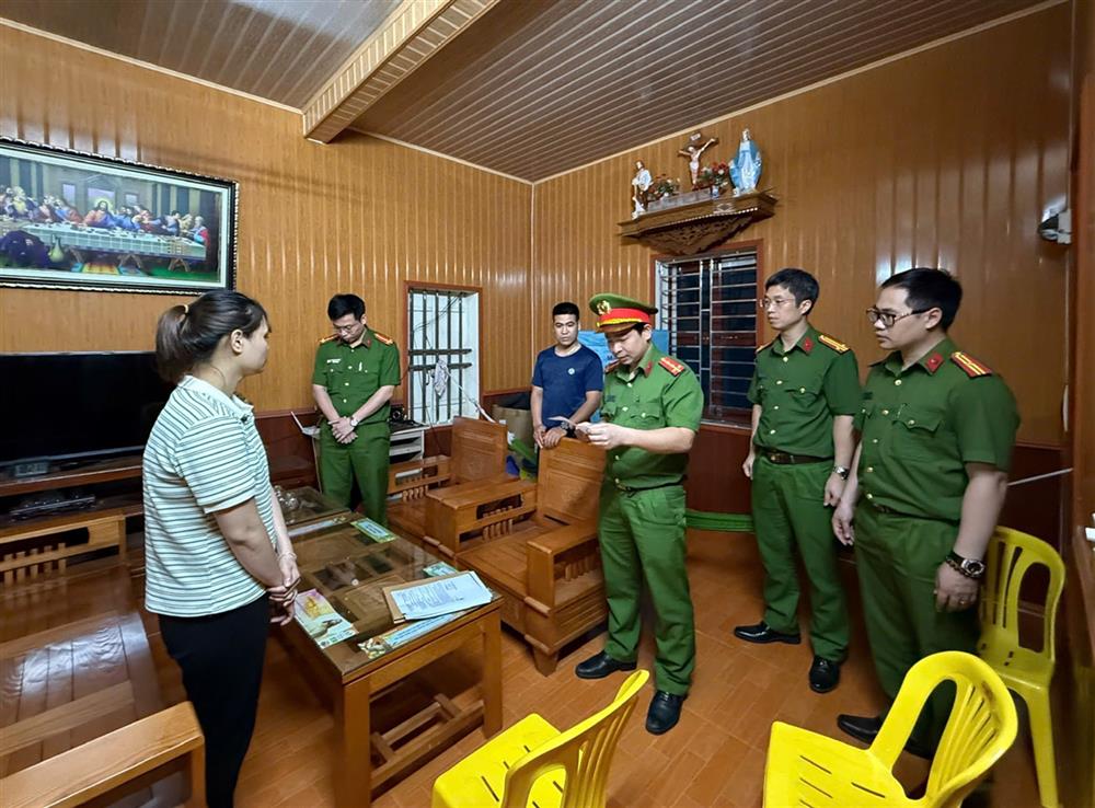 Cơ quan Cảnh sát điều tra Công an tỉnh Nam Định thi hành lệnh khám xét khẩn cấp chỗ ở đối với Trần Thị Diệu - kế toán Công ty CP đầu tư và phát triển Đại Phúc Nam Định.