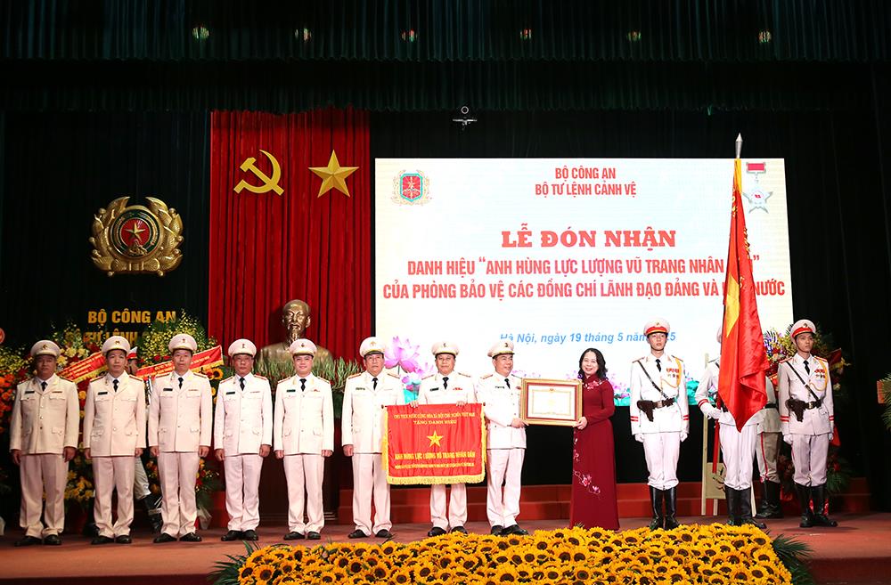 Phó Chủ tịch nước Võ Thị Ánh Xuân trao Danh hiệu Anh hùng lực lượng vũ trang nhân dân tặng Phòng Bảo vệ các đồng chí lãnh đạo Đảng và Nhà nước.