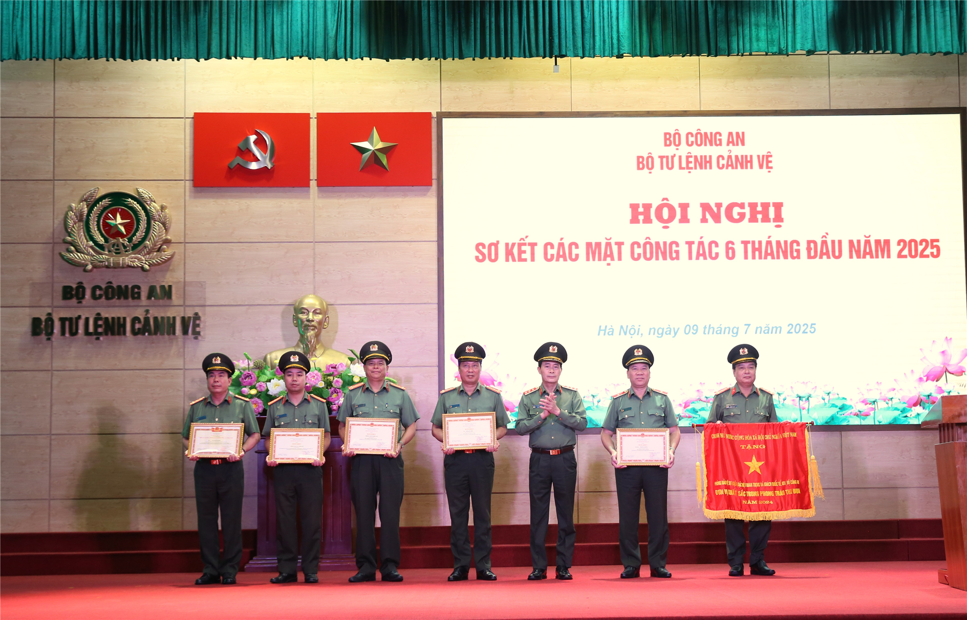 Thứ trưởng Lê Quốc Hùng trao Cờ thi đua của Thủ tướng Chính phủ tặng tập thể Phòng 6; trao Bằng khen của Bộ Công an tặng các cá nhân đạt danh hiệu "Chiến sĩ thi đua toàn lực lượng" và có thành tích xuất sắc trên các mặt công tác.