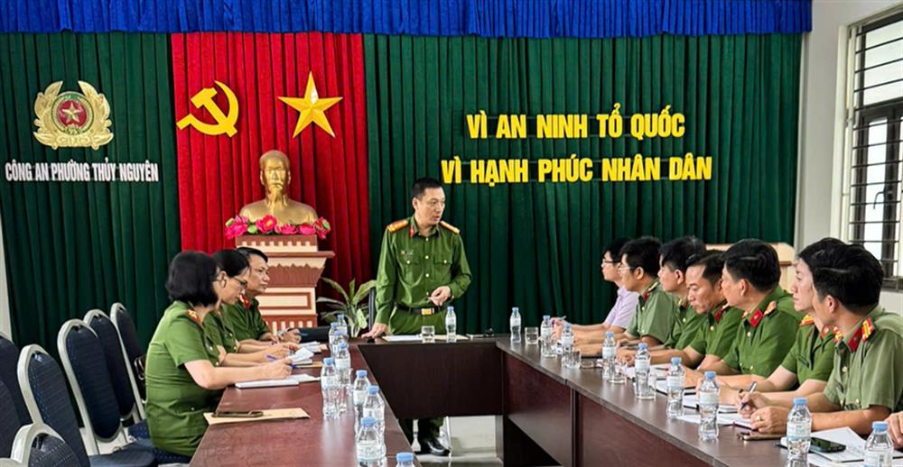 Đại tá Phạm Chí Hiếu, Phó giám đốc Công an TP kiểm tra công tác tiếp nhận hồ sơ căn cước, quản lý cư trú, định danh điện tử tại Công an phường Thủy Nguyên.