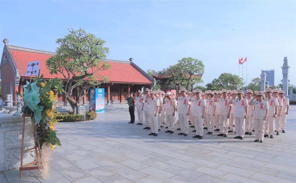 Trước đó, Đoàn đại biểu Công an TP dâng hoa, dâng hương tưởng niệm, tri ân lãnh tụ Nguyễn Đức Cảnh.