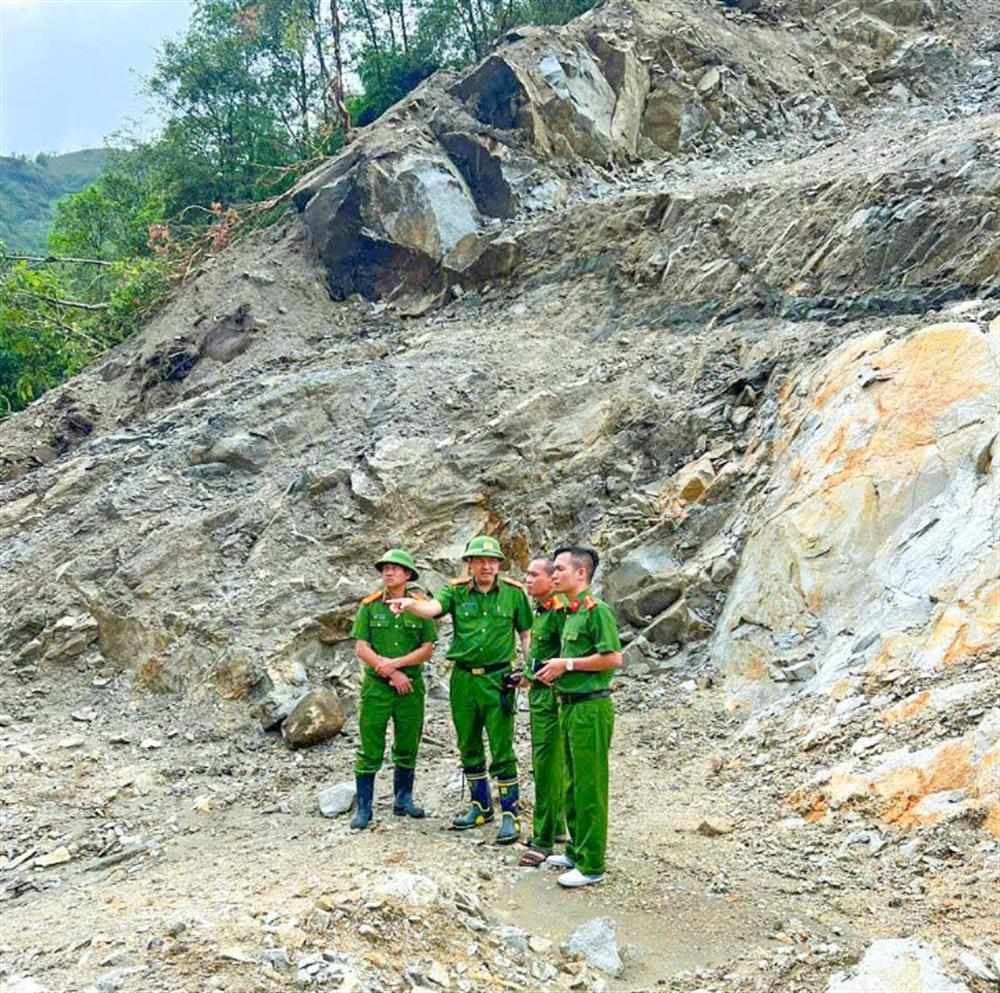 Đại tá Phạm Hải Đăng, Phó Giám đốc Công an tỉnh cùng tổ công tác khảo sát thực địa, đưa ra phương án tiếp cận hiệu quả và phối hợp xác minh nguyên nhân vụ việc.