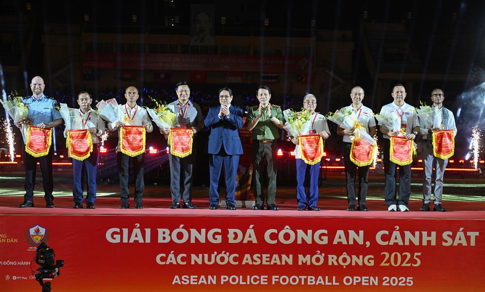 Thủ tướng Phạm Minh Chính và Bộ trưởng Lương Tam Quang trao hoa, Cờ lưu niệm tặng 08 Trưởng đoàn các nước tham dự Giải.