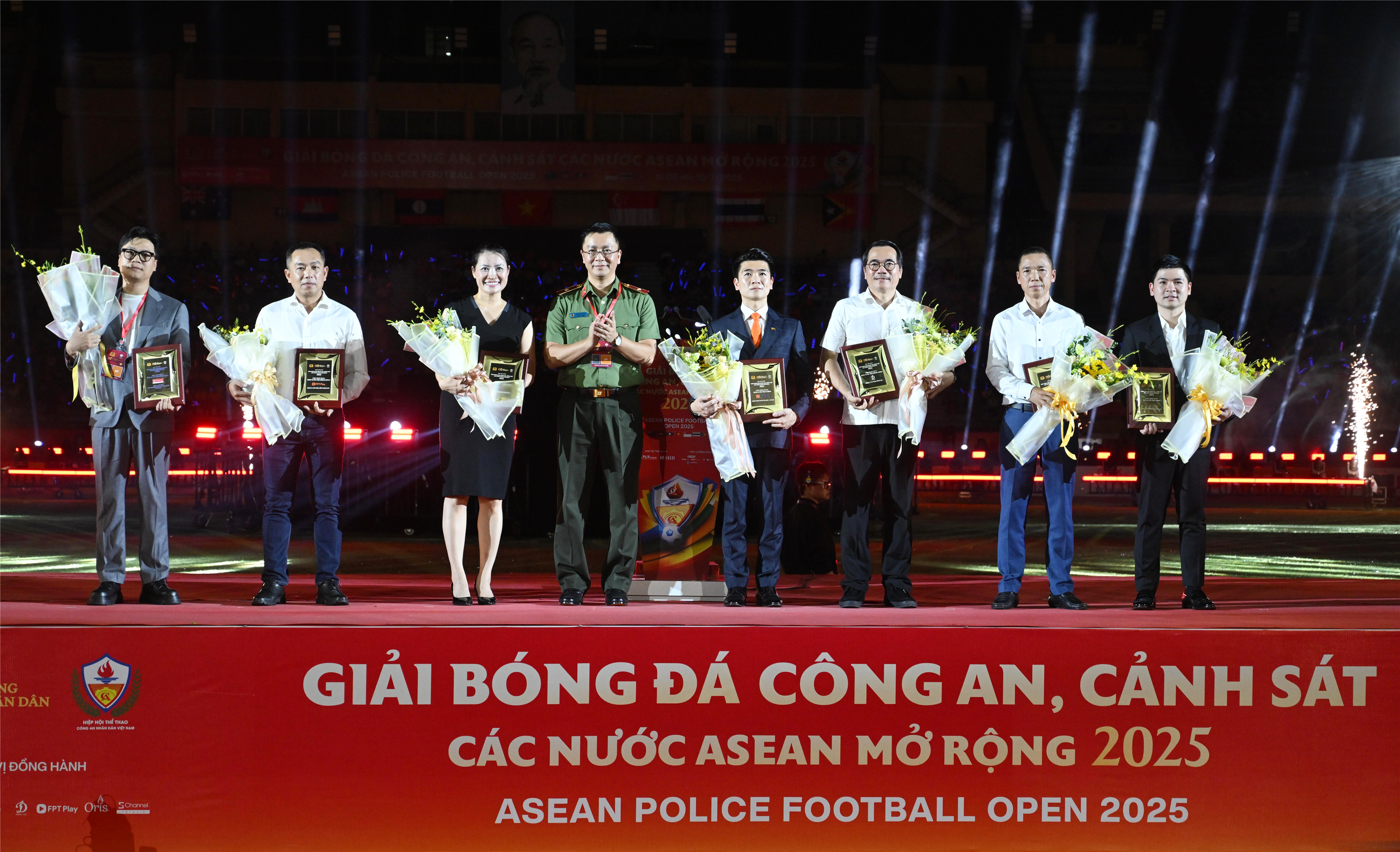 Thiếu tướng Phạm Kim Đĩnh trao bảng danh vị tặng các đơn vị, doanh nghiệp đã đồng hành cùng Giải đấu năm nay.