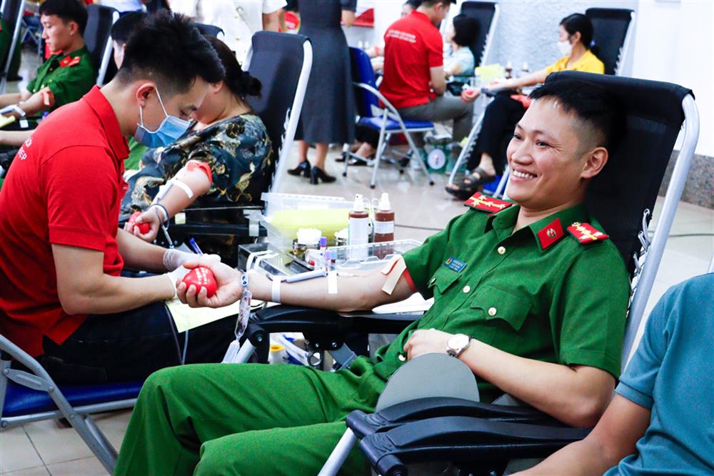 Cán bộ, chiến sĩ các Phòng nghiệp vụ Công an tỉnh, tích cực tham gia hiến máu tình nguyện.