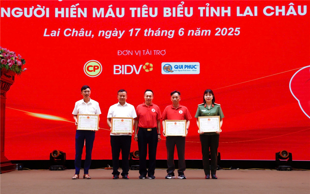 Tập thể, cá nhân thuộc phòng Hậu cần Công an tỉnh vinh dự được nhận Bằng khen của Chủ tịch UBND tỉnh có thành tích xuất sắc trong tuyên truyền, vận động và hiến máu tình nguyện năm 2025.