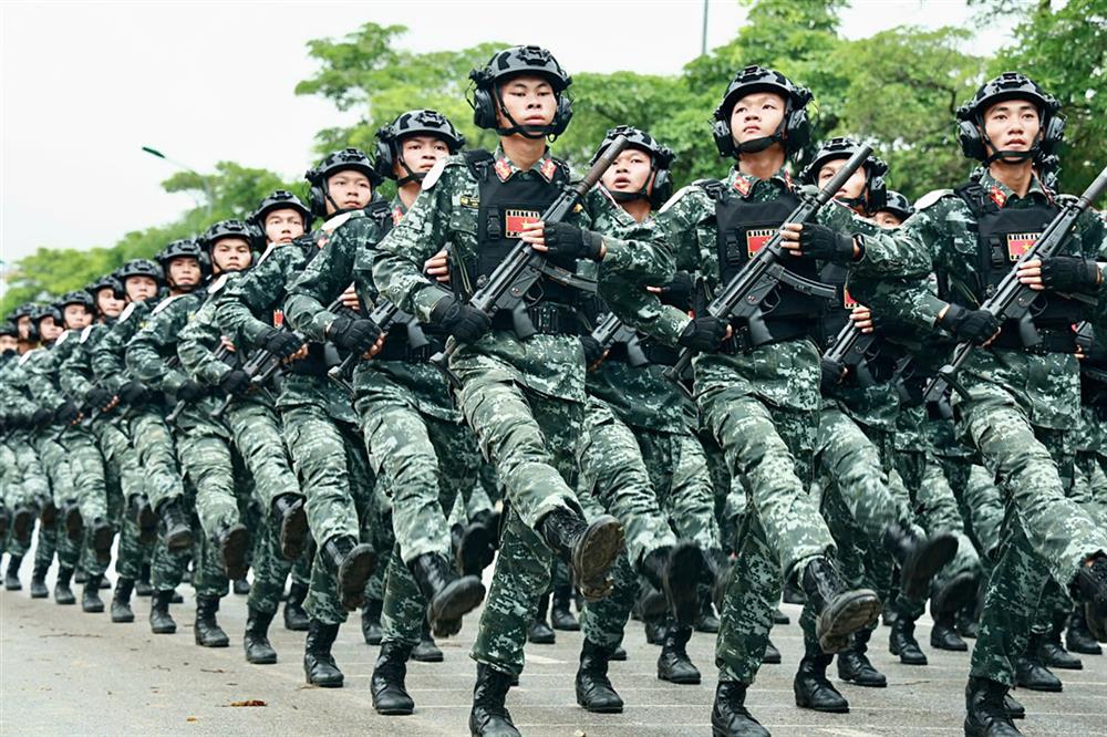 Hình ảnh cán bộ, chiến sĩ bền bì tập luyện cho Lễ kỷ niệm.