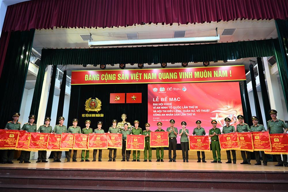 Trao cờ toàn đoàn từ thứ Nhất đến thứ Mười đối với 10 tập thể đạt thành tích xuất sắc nhất của Hội thi Điều lệnh, quân sự, võ thuật CAND.