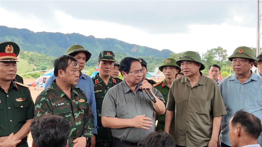 Thủ tướng cùng đoàn công tác của Trung ương đã đi trực thăng đến kiểm tra, chỉ đạo công tác khắc phục hậu quả thiên tai tại các xã Na Son, Tìa Dình, tỉnh Điện Biên.