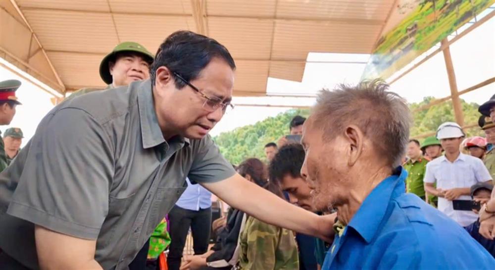 Thủ tướng chia sẻ với người dân vùng lũ ở Điện Biên.