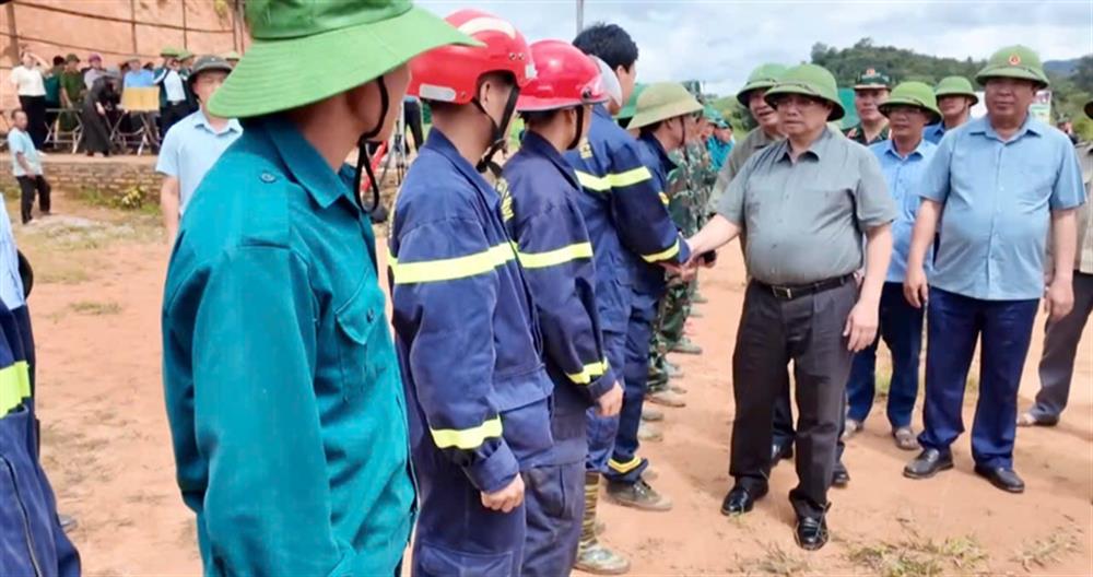 Thủ tướng cũng biểu dương tinh thần trách nhiệm, sự nỗ lực không quản ngại khó khăn, hiểm nguy của lực lượng Công an, Quân đội, cấp ủy, chính quyền địa phương trong việc hỗ trợ, giúp đỡ Nhân dân.