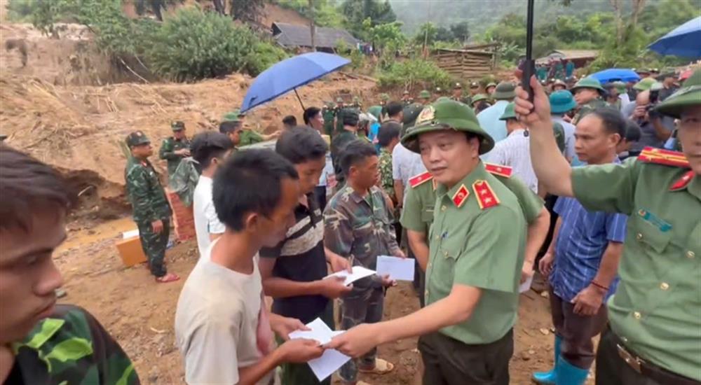 Thứ trưởng Đặng Hồng Đức thăm hỏi, động viên, trao quà của Bộ Công an tặng người dân bị ảnh hưởng nặng nề do mưa lũ tại Điện Biên.