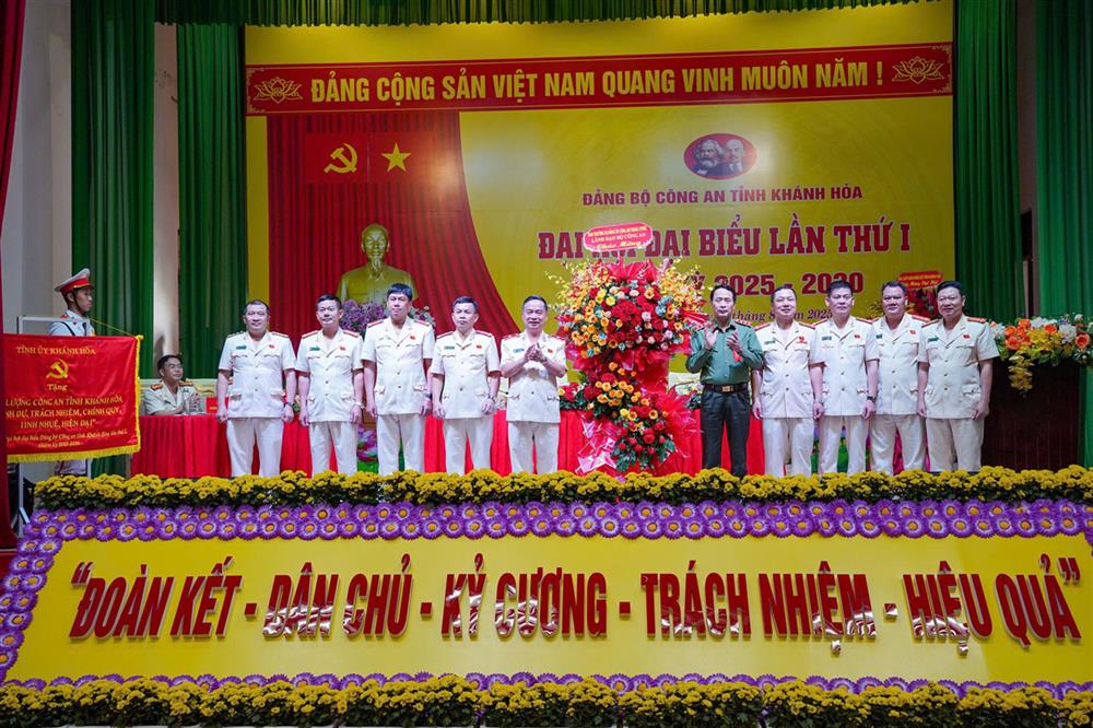 Thứ trưởng Lê Quốc Hùng tặng hoa chúc mừng Đại hội.