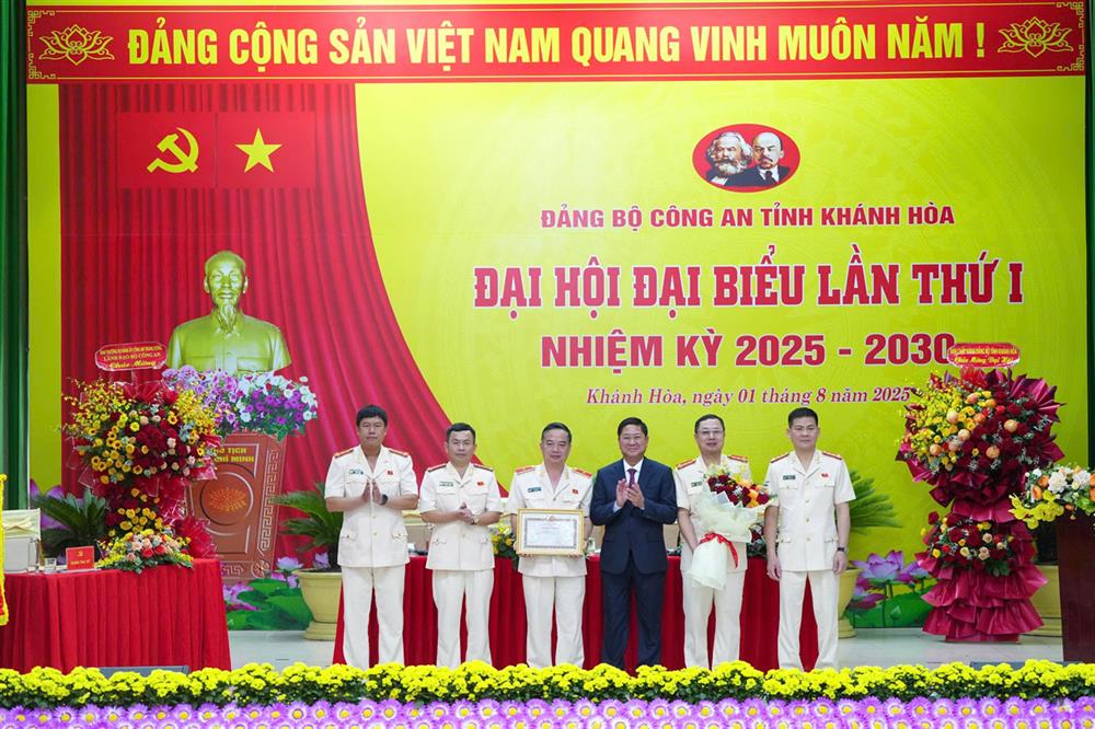 Đồng chí Trần Quốc Nam, Phó Bí thư Tỉnh ủy, Chủ tịch UBND tỉnh trao Bằng khen của Ban Thường vụ Tỉnh ủy cho Đảng bộ Công an tỉnh Khánh Hòa vì đã có thành tích xuất sắc trong nhiệm kỳ 2020-2025.