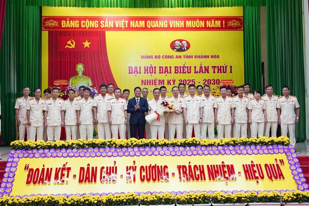 Đồng chí Trần Quốc Nam, Phó Bí thư Tỉnh uỷ, Chủ tịch UBND tỉnh tặng hoa chúc mừng Ban chấp hành Đảng bộ Công an tỉnh Khánh Hoà nhiệm kỳ 2025-2030. 