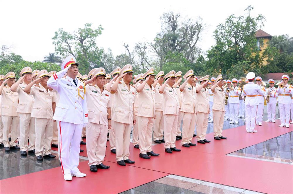 Đoàn Đại biểu Đảng ủy Công an Trung ương, Bộ Công an đặt vòng hoa tưởng niệm các Anh hùng liệt sỹ tại Đài tưởng niệm các Anh hùng liệt sỹ.