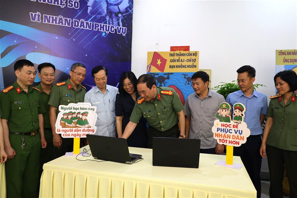 Các đại biểu tham quan triển lãm mini các sản phẩm AI, phục vụ trải nghiệm tương tác với “chatbot” tuyên truyền pháp luật, trình diễn tranh, ảnh, video...