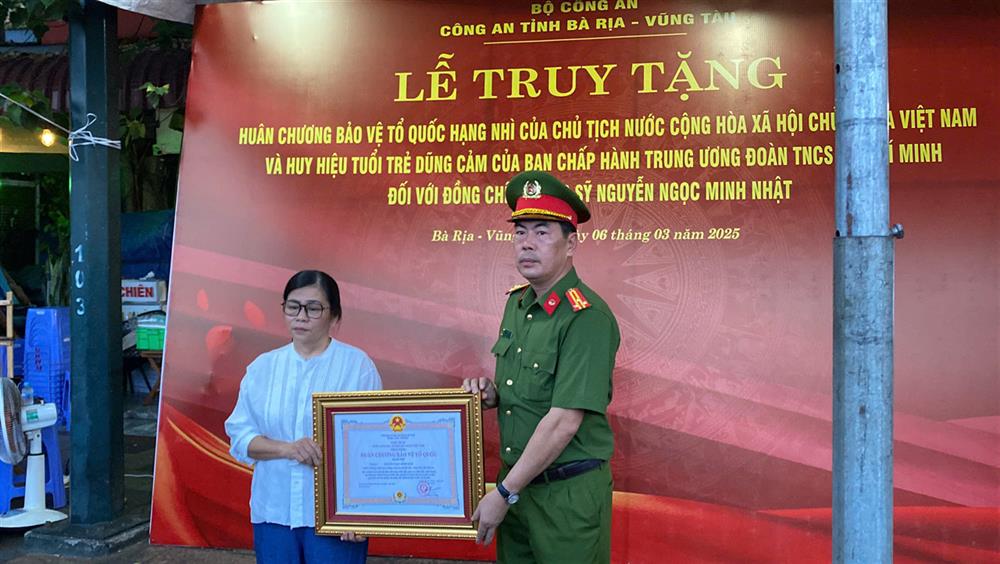 Thượng tá Trần Thanh Hiển - Phó Giám đốc Công an tỉnh Bà Rịa - Vũng Tàu đã trao Huân chương bảo vệ Tổ quốc hạng Nhì truy tặng Thượng sỹ Nguyễn Ngọc Minh Nhật.