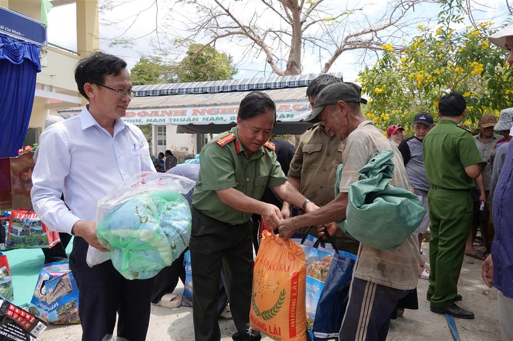 Ban Thường vụ Hội Cựu CAND thành phố Phan Thiết và chính quyền địa phương đại diện tặng quà cho người dân.