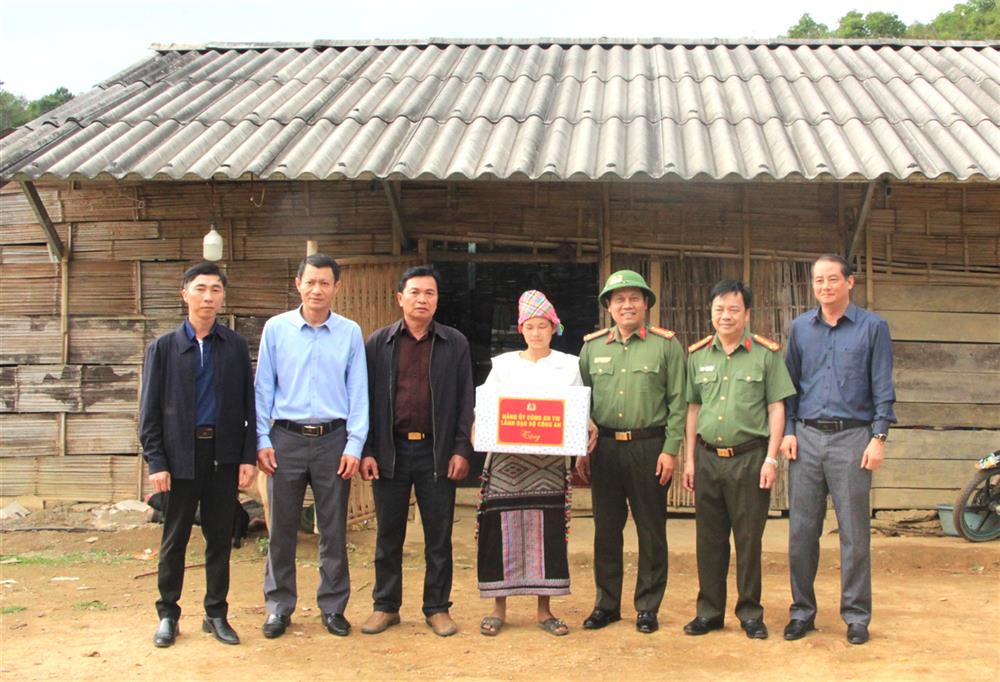 Đoàn công tác động viên, tặng quà gia đình anh Lò Văn Liên, bản Cóoc Nọoc, xã Nà Tăm phối hợp tốt cùng chính quyền địa phương, các cơ quan, đơn vị để xây mới nhà trong thời gian sớm nhất.