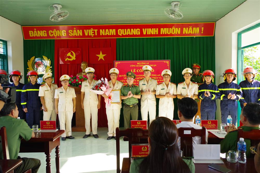 Đại tá Huỳnh Tấn Hạnh tặng hoa và trao Quyết định thành lập Đội Chữa cháy và cứu nạn, cứu hộ, khu vực Thuận Nam.